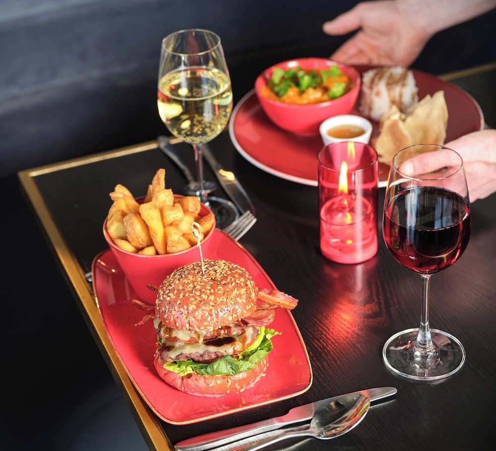 Radisson RED London Gatwick Airport 10/24