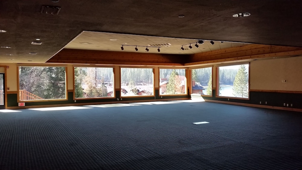 The Pines Resort 24/47