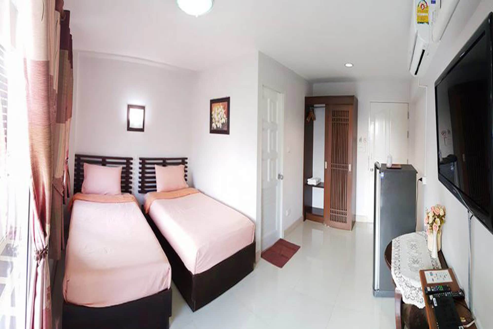 ROOM, TWIN BEDS