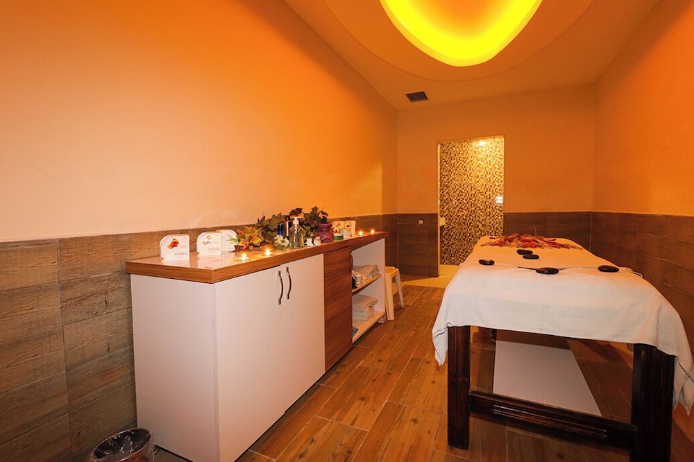 Throne Beach Resort and Spa 24/50