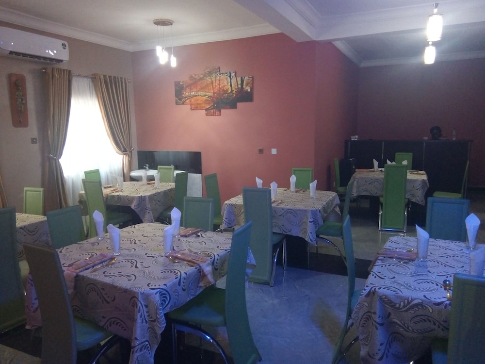 Pameec Luxury Suites 8/13