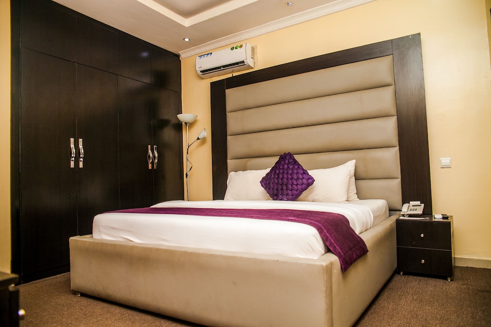 Cribville Hotel & Suites 4/41