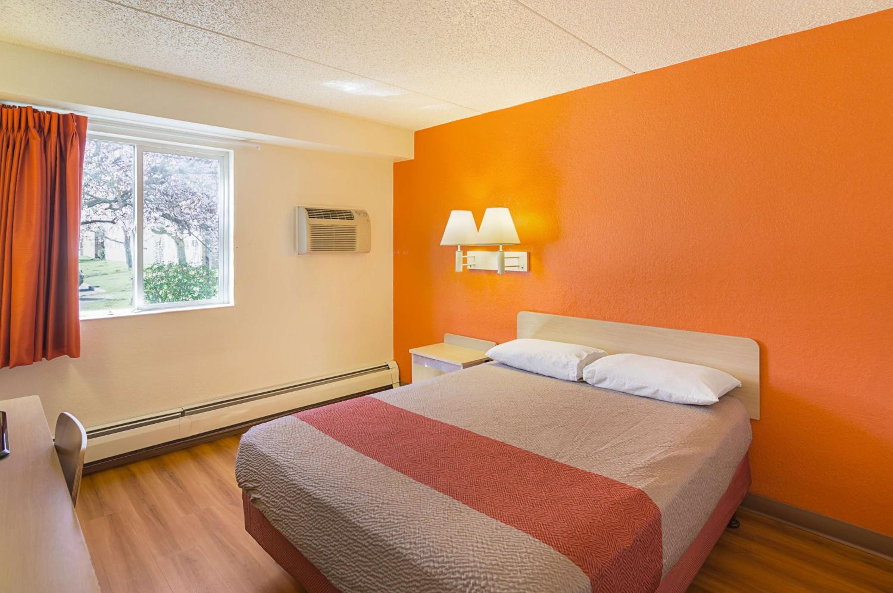1 Full Bed - ADA/Tub
