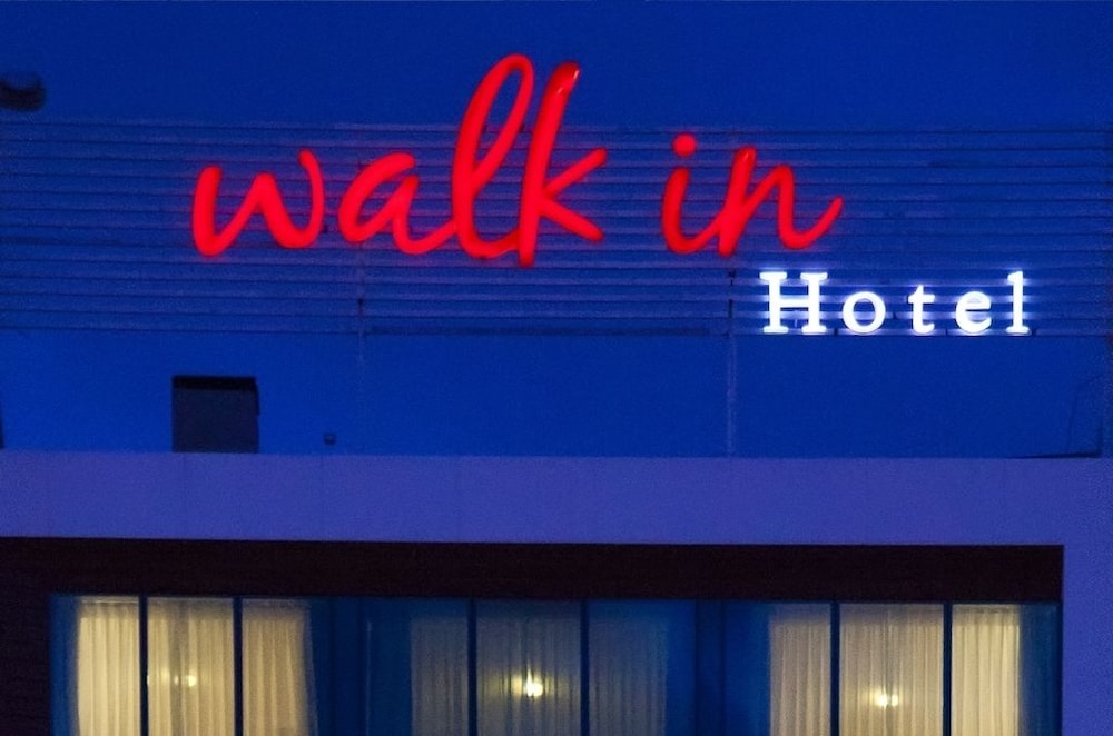 Walk In Hotel 1/44