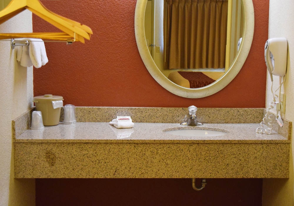 Red Roof Inn Utica 13/21