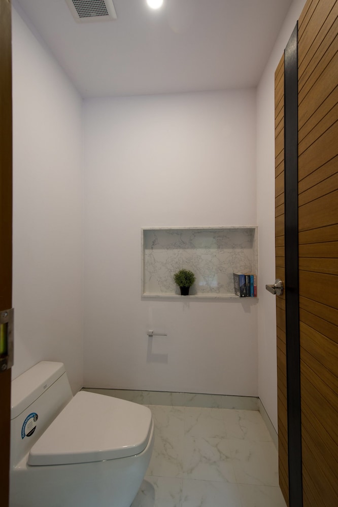 The Gallery Hotel Naiharn 49/50