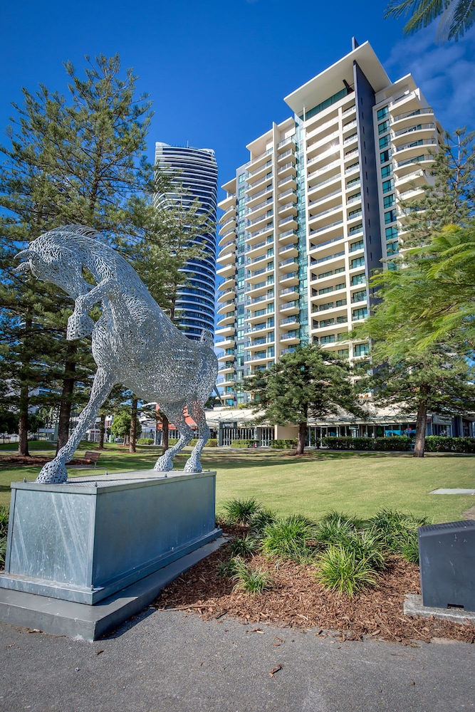Mantra Broadbeach on the Park 5/70