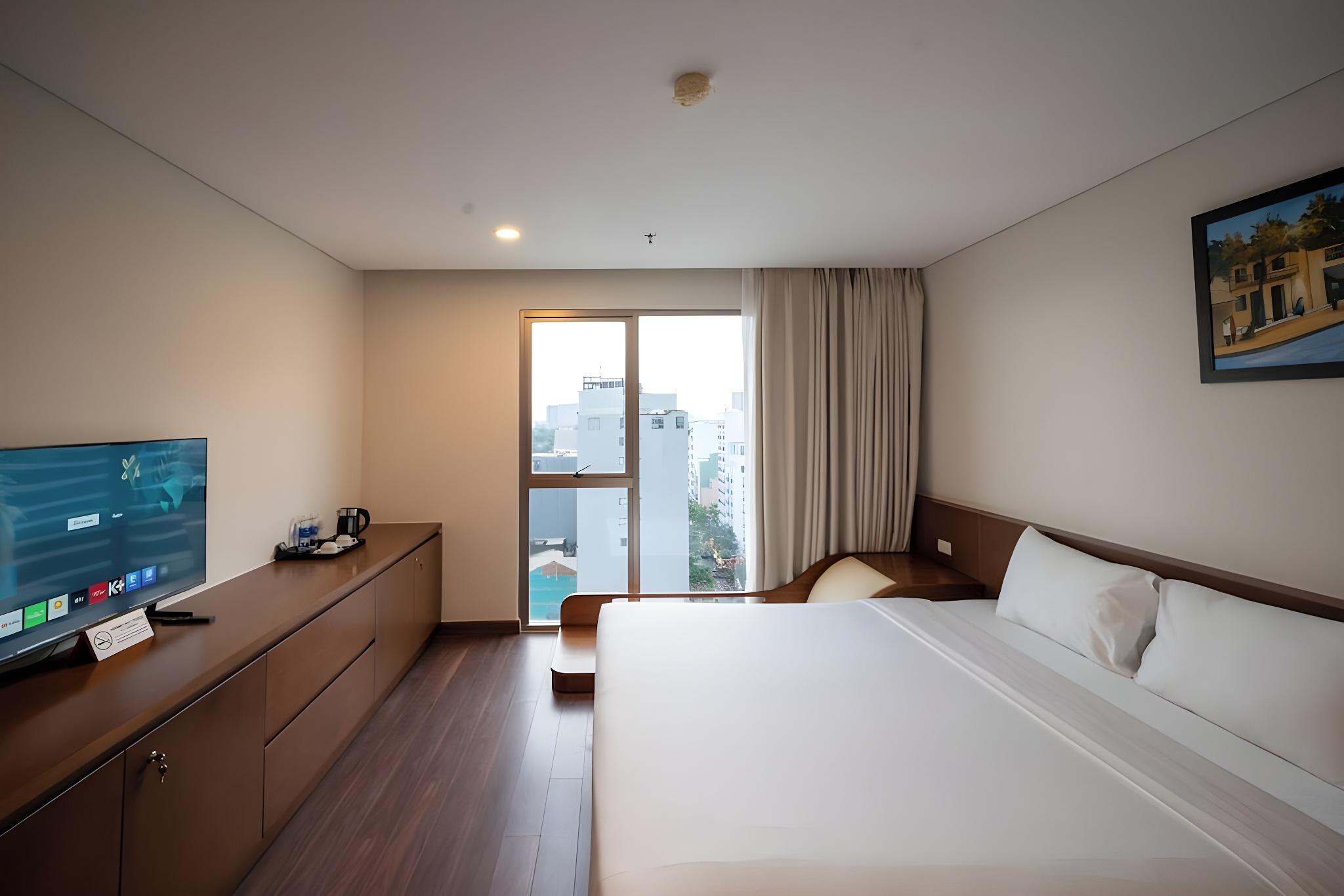 Deluxe, Double Bed, Lateral Side Sea View