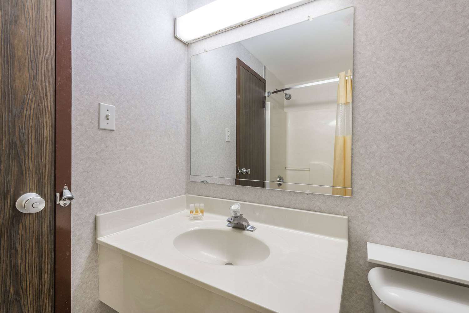Days Inn By Wyndham Berlin Meriden 24/27