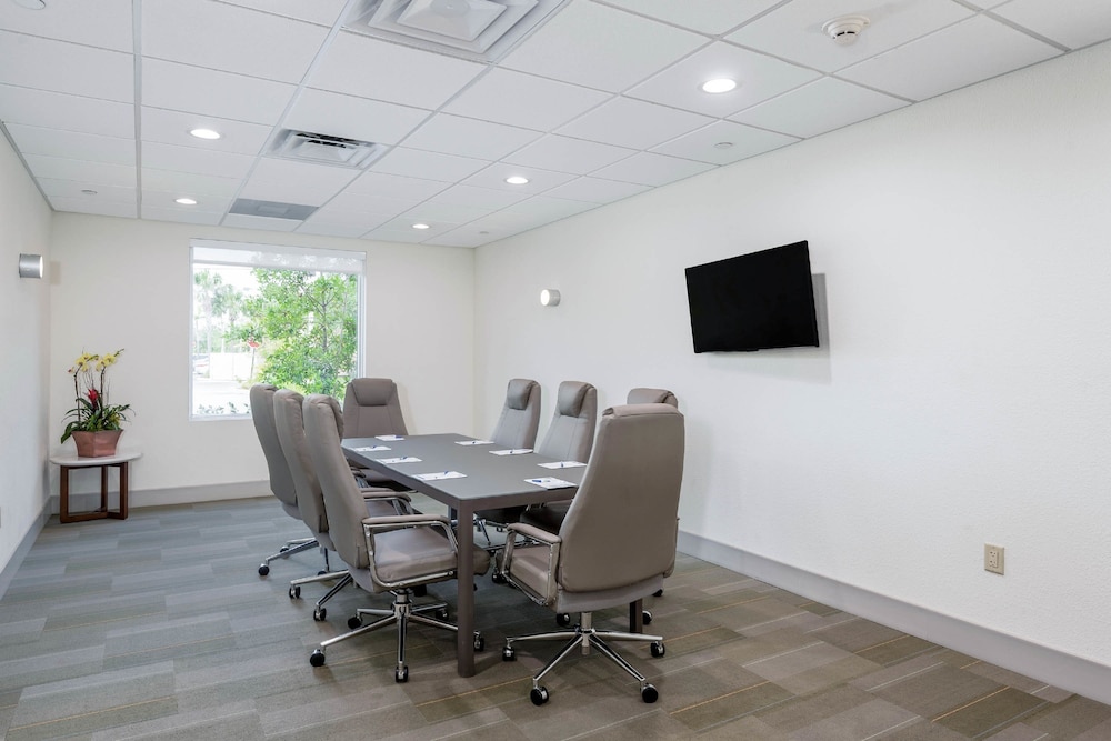 Holiday Inn Express Suites Boynton Beach West 57/71