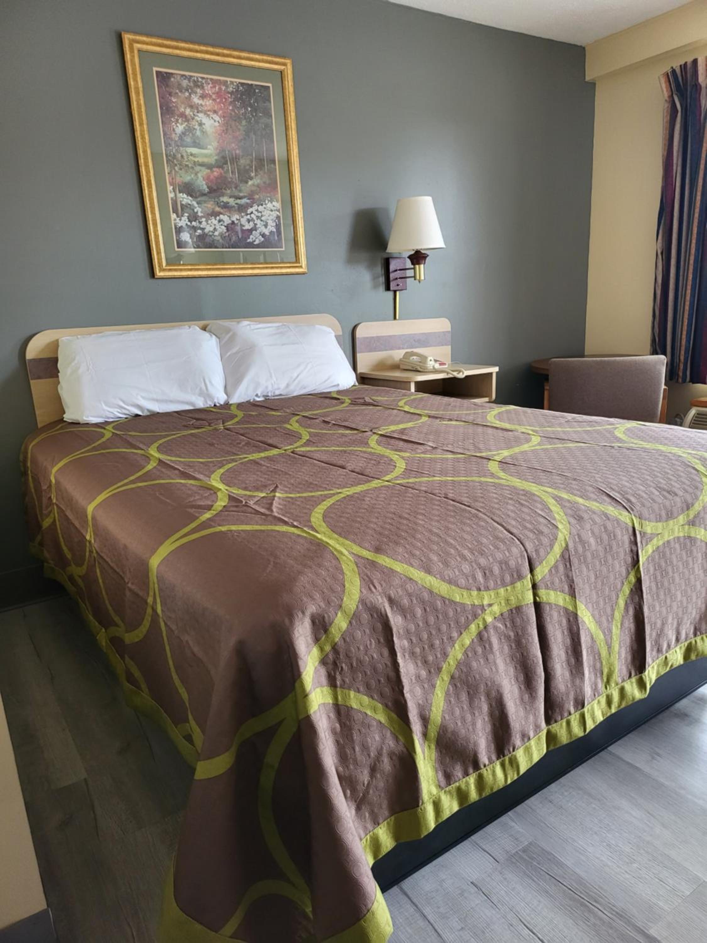 غرفة بسرير كوين، Budget Host Inn 2/10