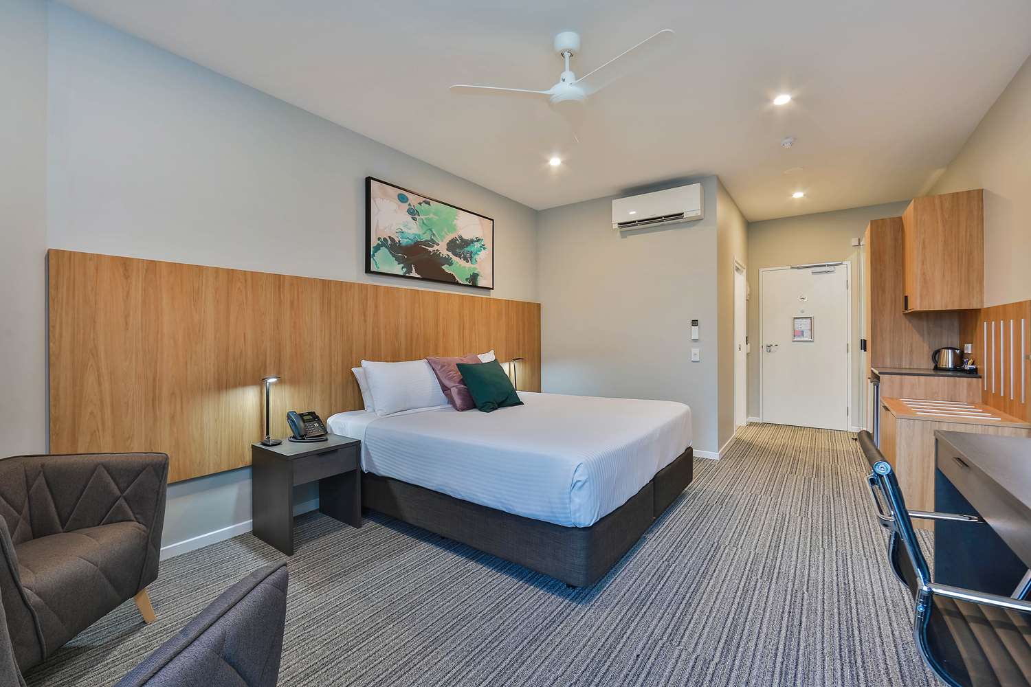 Best Western Plus North Lakes Hotel 14/50