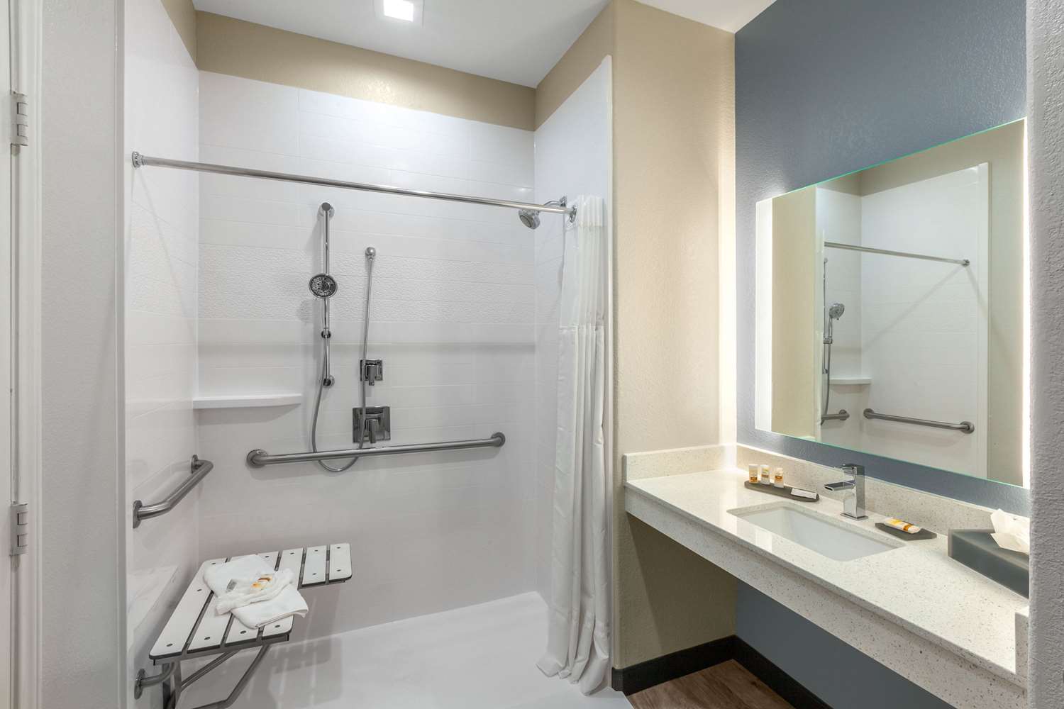 La Quinta Inn & Suites by Wyndham Houston Channelview 65/66