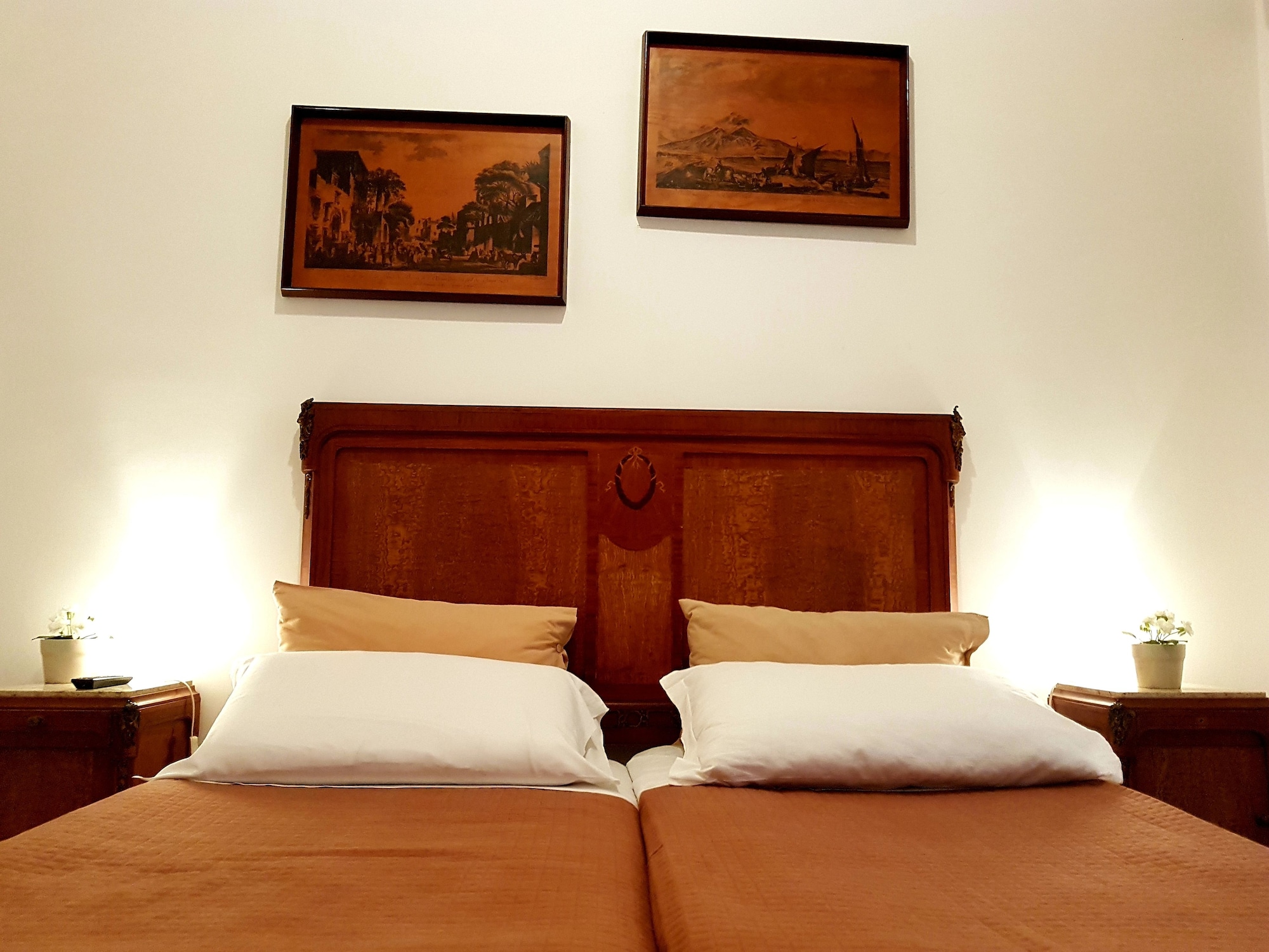 ROOM, TWIN BEDS, EXTERNAL BATHROOM