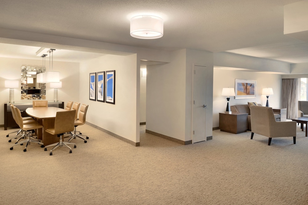 Embassy Suites By Hilton Milwaukee Brookfield 63/81
