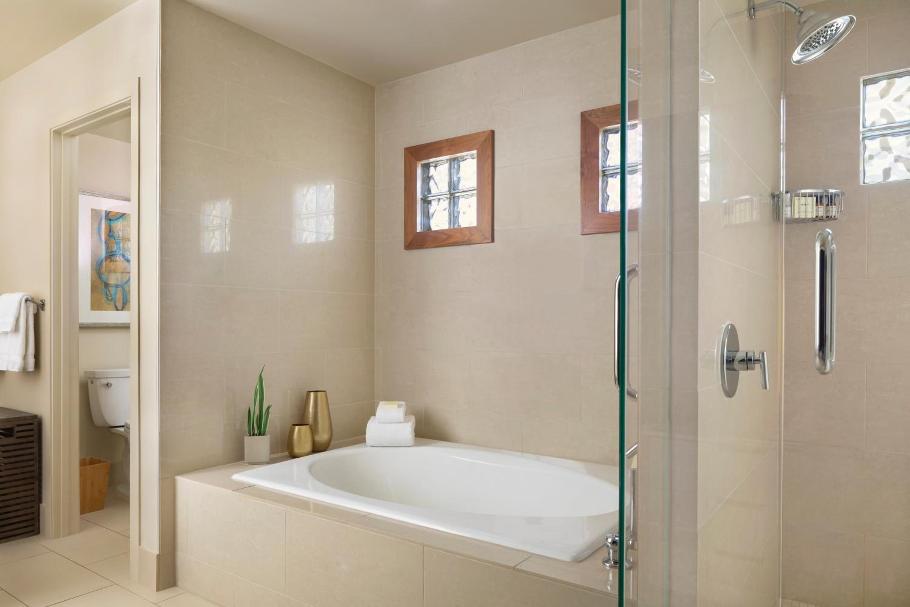 Fairmont Gold, Junior Suite, King Bed, Balcony or Patio, Bathtub