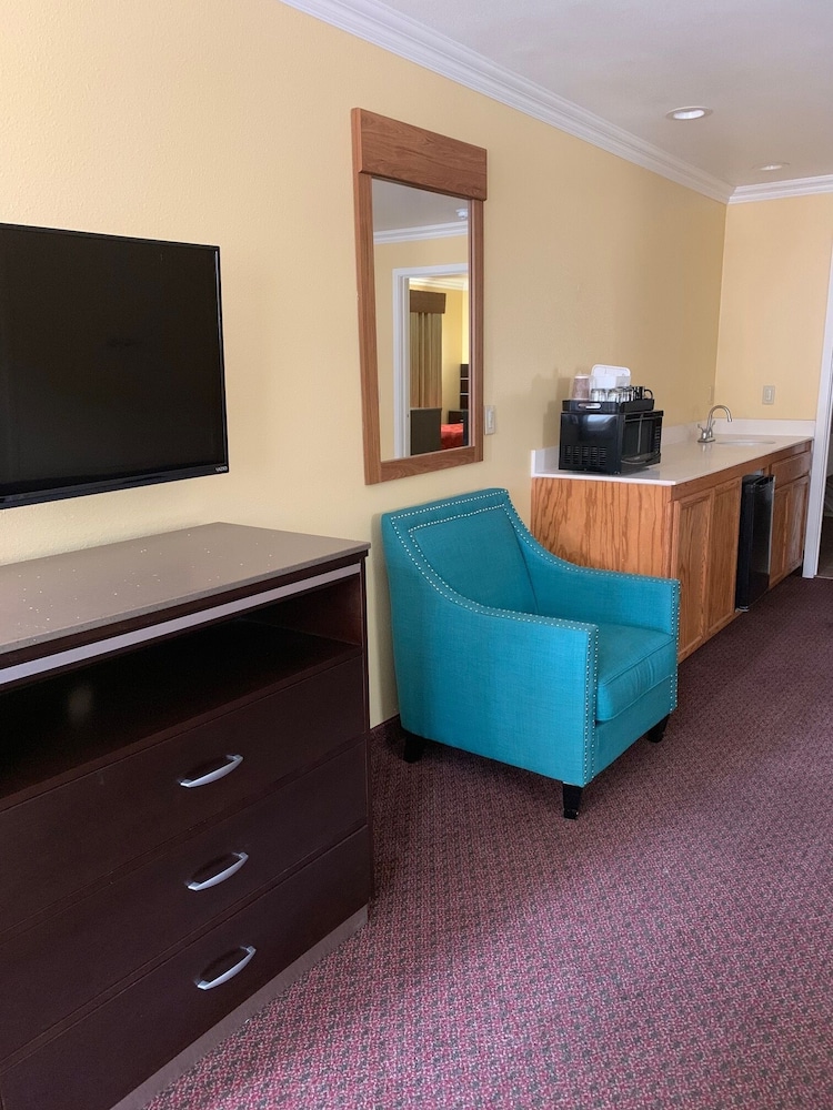 Olive Tree Inn & Suites, a Howard Johnson by Wyndham 52/72