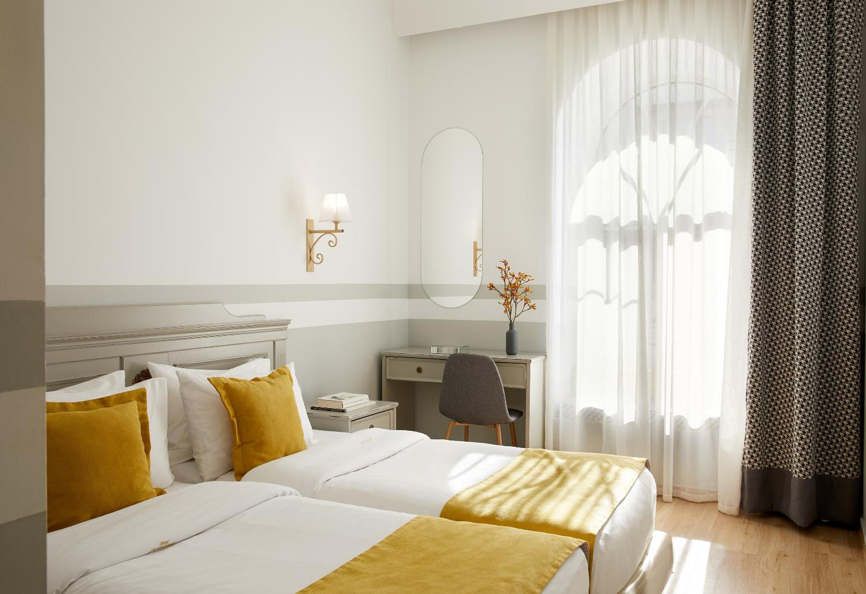 SINGLE ROOM
