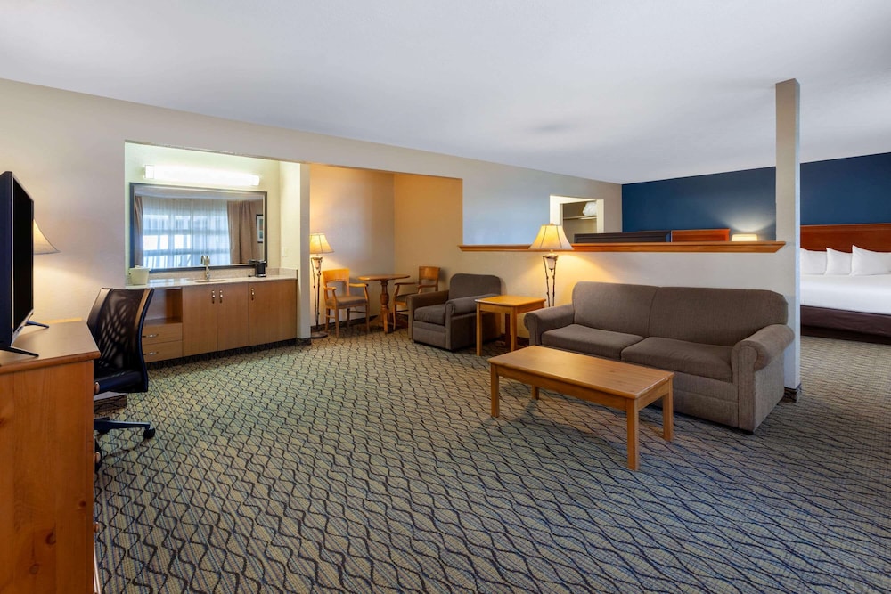 Baymont by Wyndham St. Ignace Lakefront 29/54