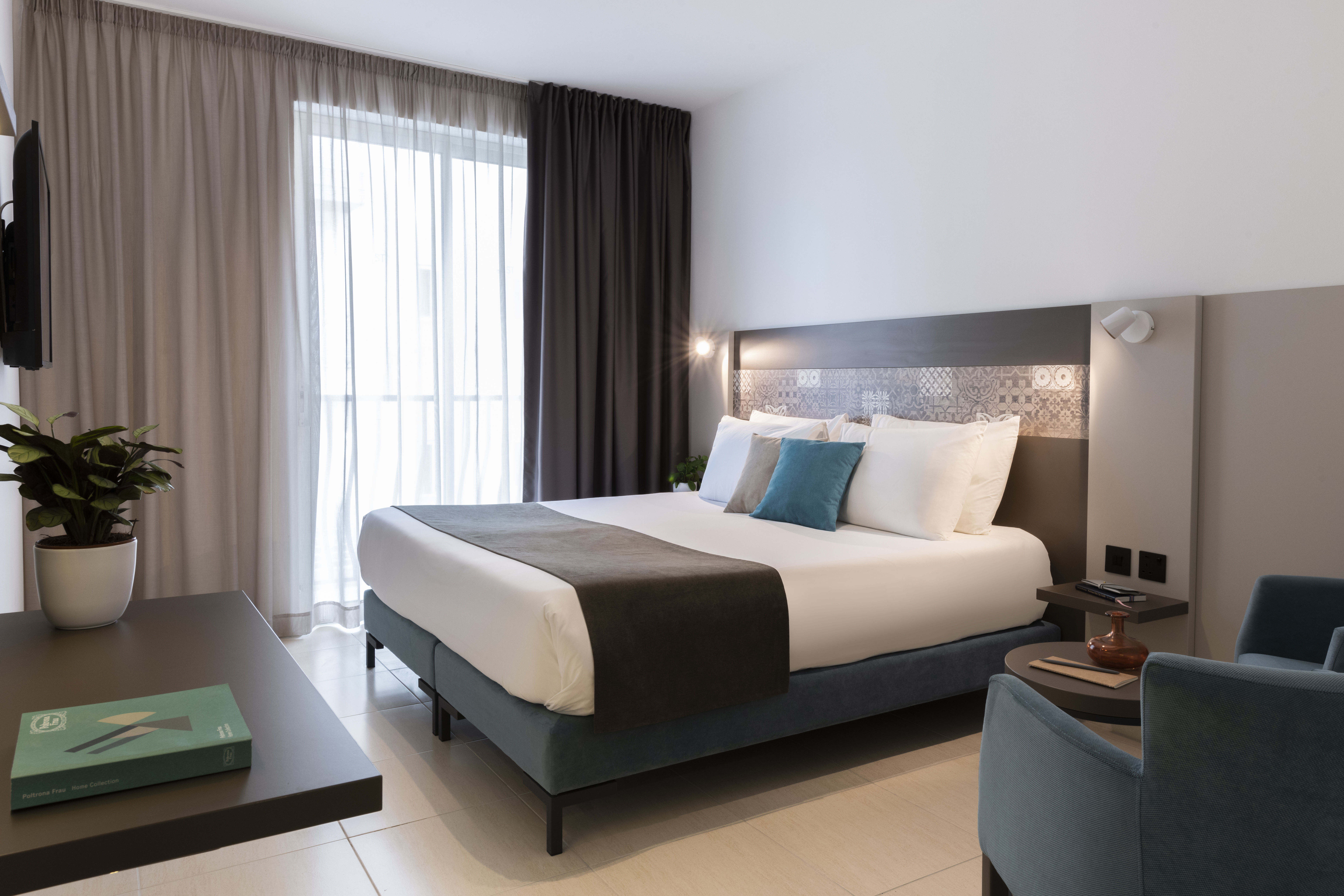 Room, Double or Twin Bed, Lateral Side Sea View