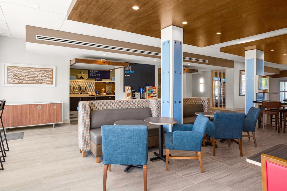 Holiday Inn Express Suites Sanford 41/54