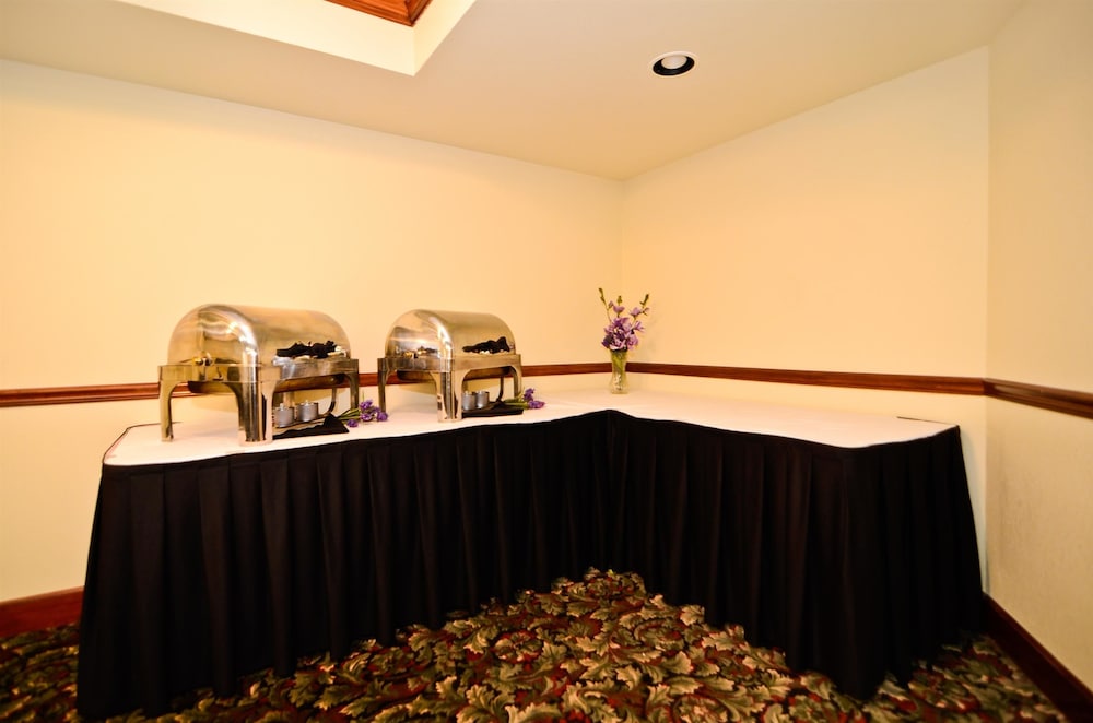 Best Western Louisville East Inn & Suites 17/38