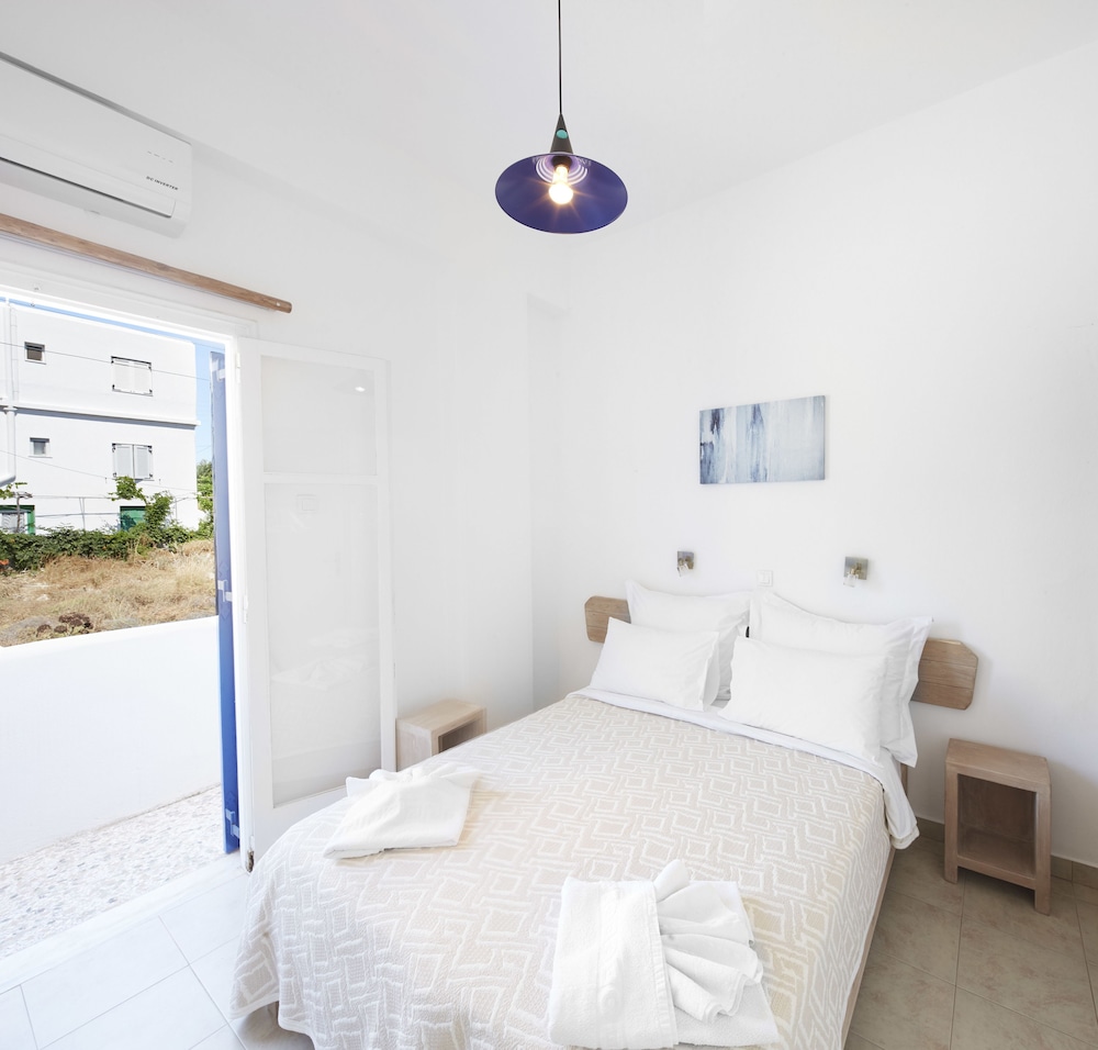 2 BEDROOMS, FAMILY SUITE, SIDE VIEW