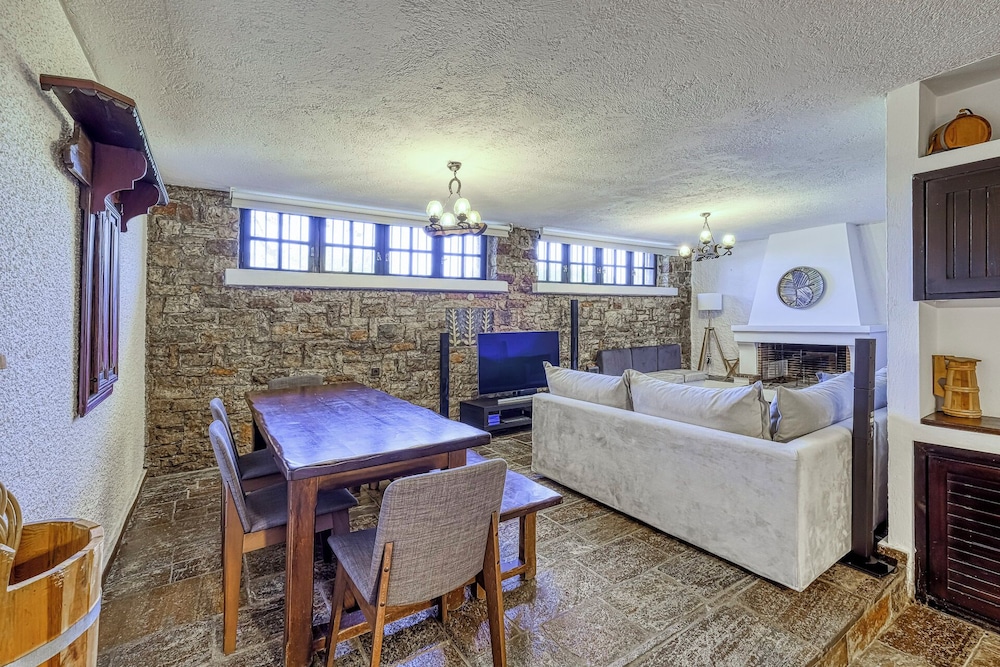 Orange Grove Villa 5/50