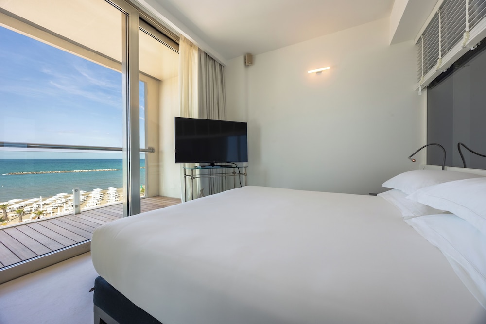 جناح سوبيريور بسرير كوين بإطلالة على البحر مع أريكة، Excelsior Hotel, Spa & Lido 5/10