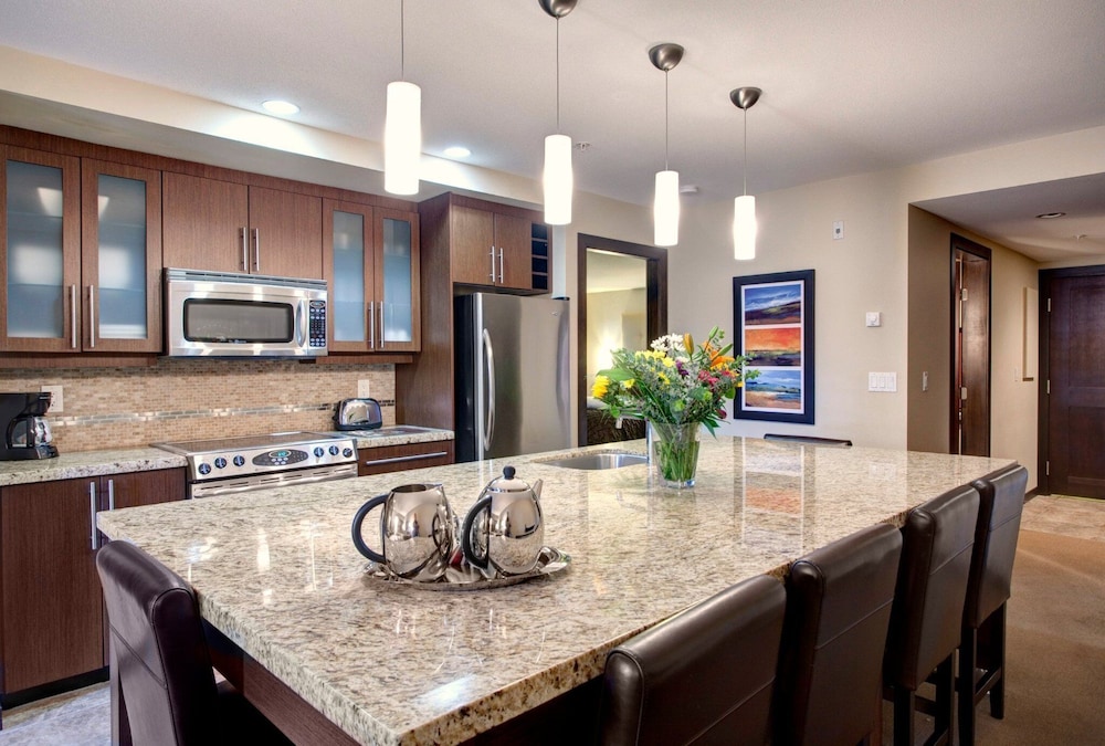Sunrise Ridge Waterfront Resort 72/82