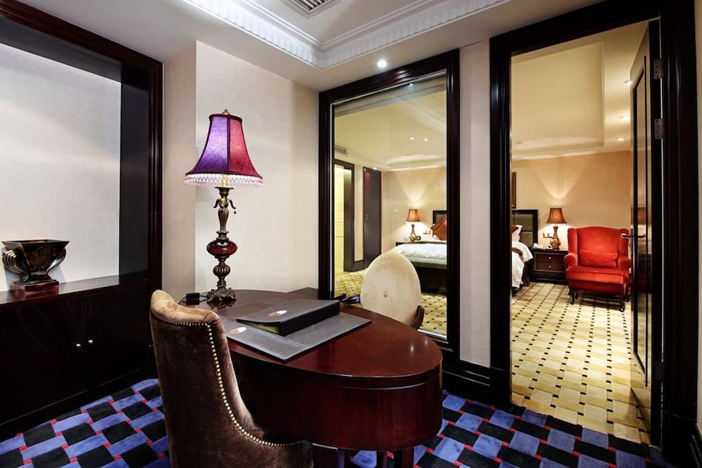 ROYAL MEDITERRANEAN HOTEL 32/47