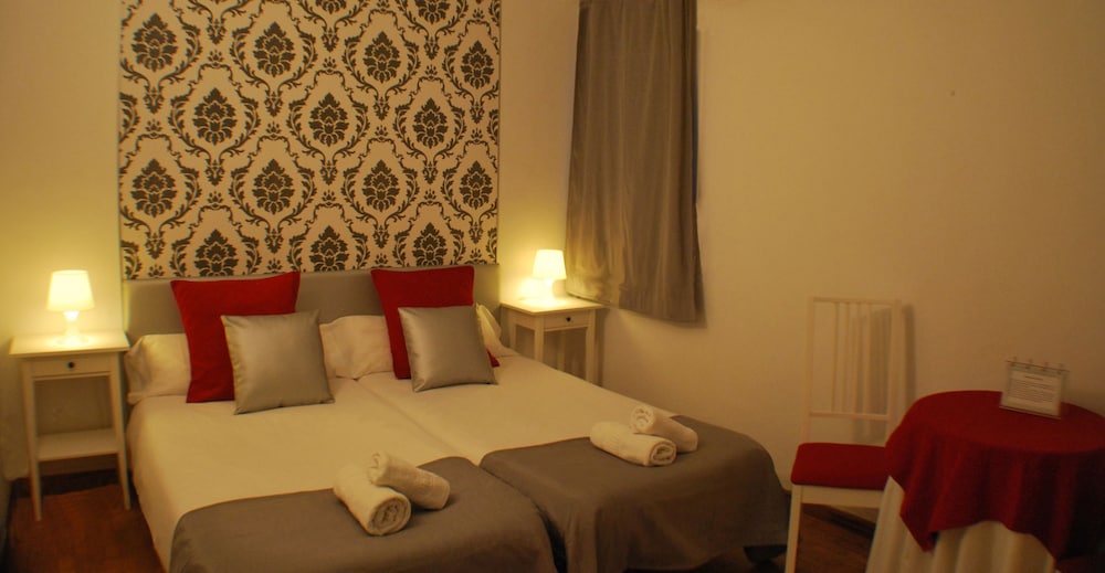 Petit Hotel 4/48