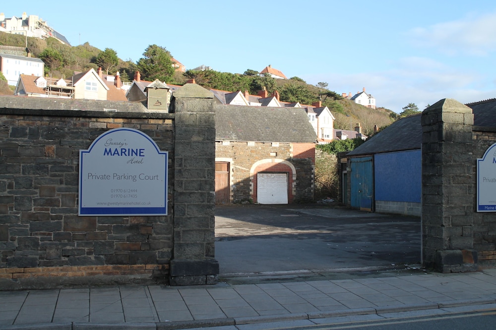 Gwesty Marine Hotel 2/50