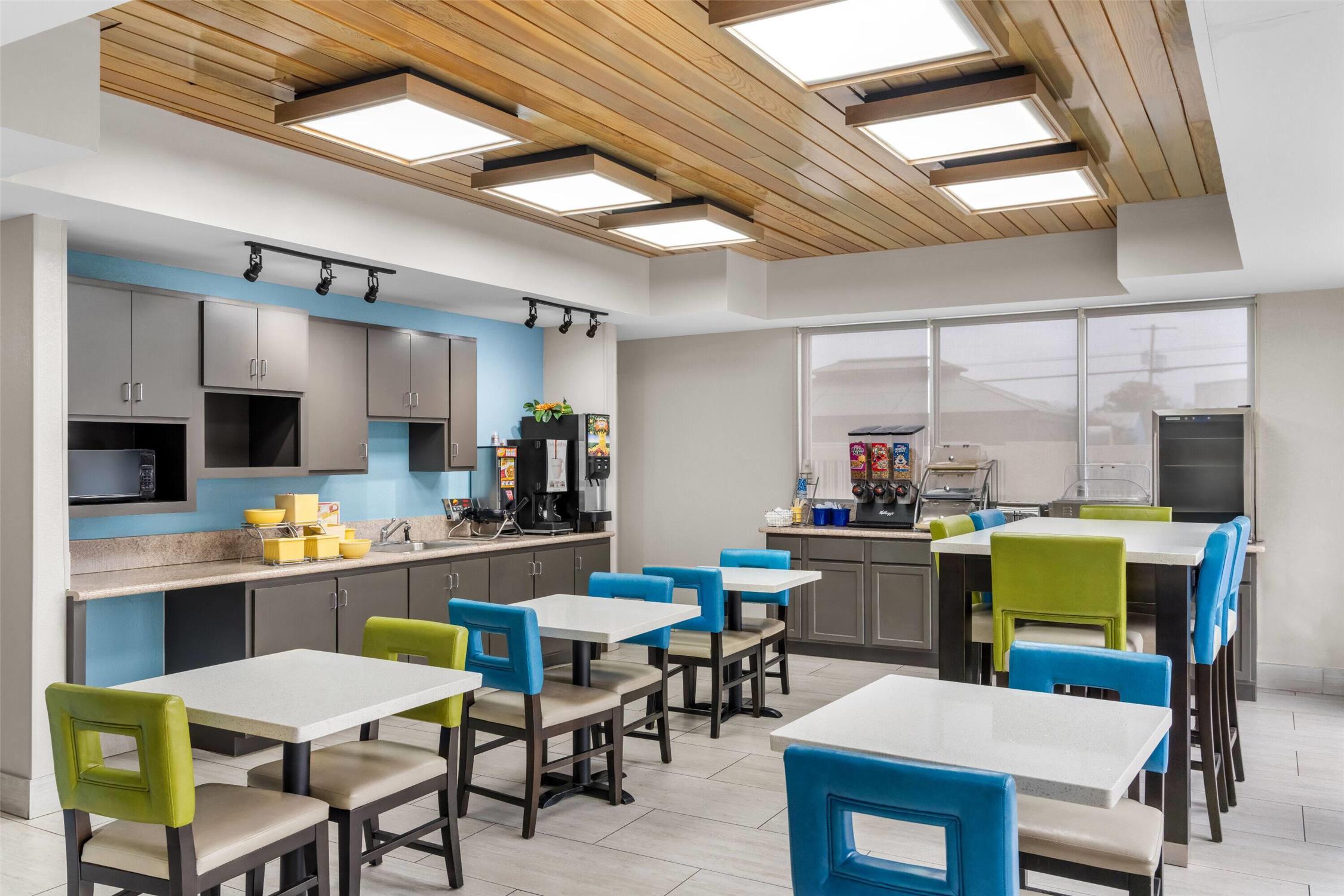 Days Inn Suites By Wyndham Ridgeland 23/32