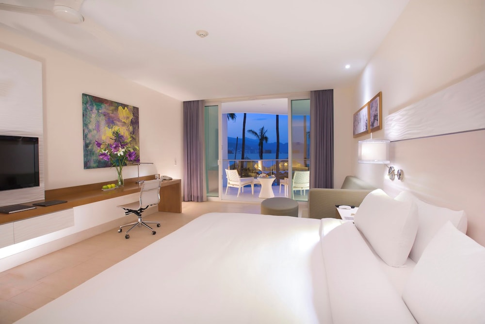 JUNIOR SUITE, KING BED, BALCONY