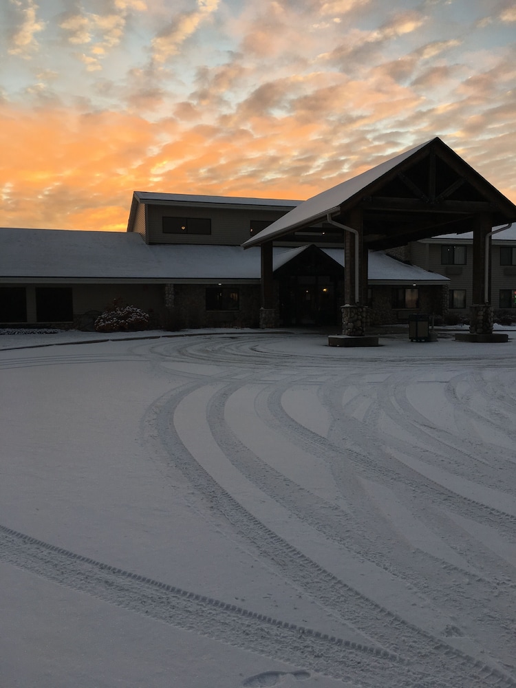Mooselake Lodge 28/30