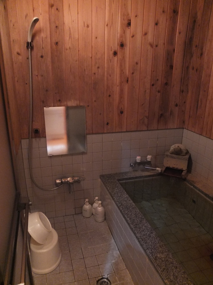 Turtle Inn Nikko 47/63