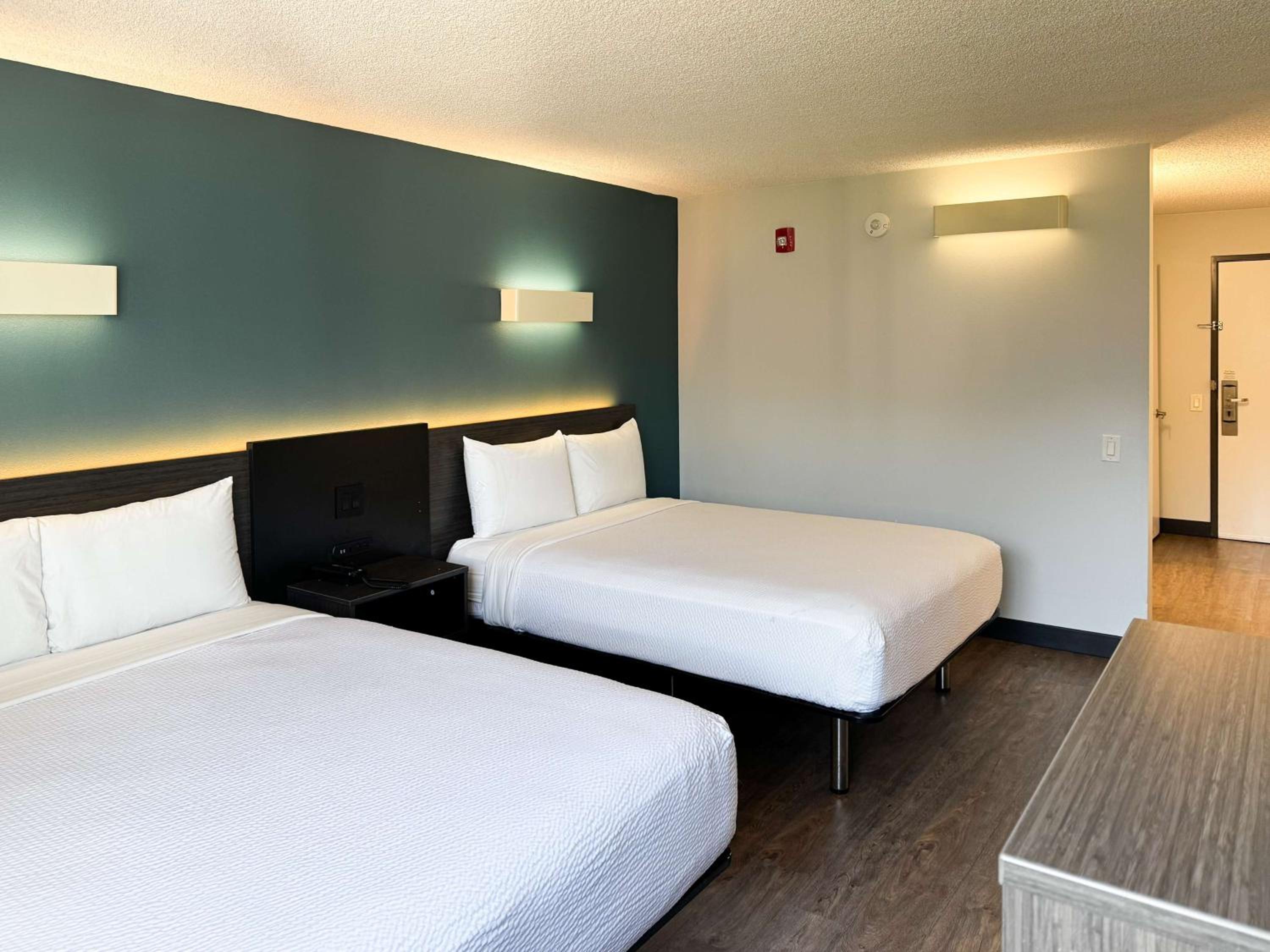 2 Queen Beds - Mobil Access Tub Nsmk Micfridg