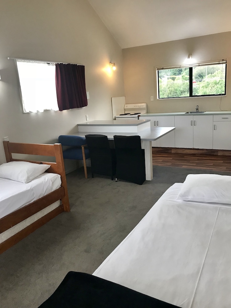RAYLAND EPSOM MOTEL 10/36