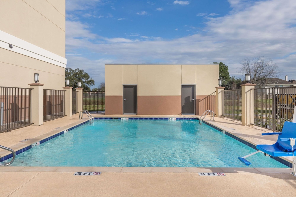 Days Inn & Suites by Wyndham Houston NW Cypress 5/26