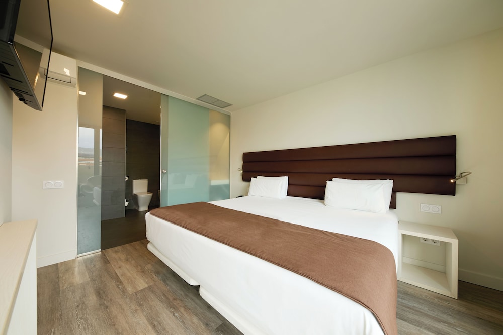 STUDIO, SUITE, KING BED, BALCONY