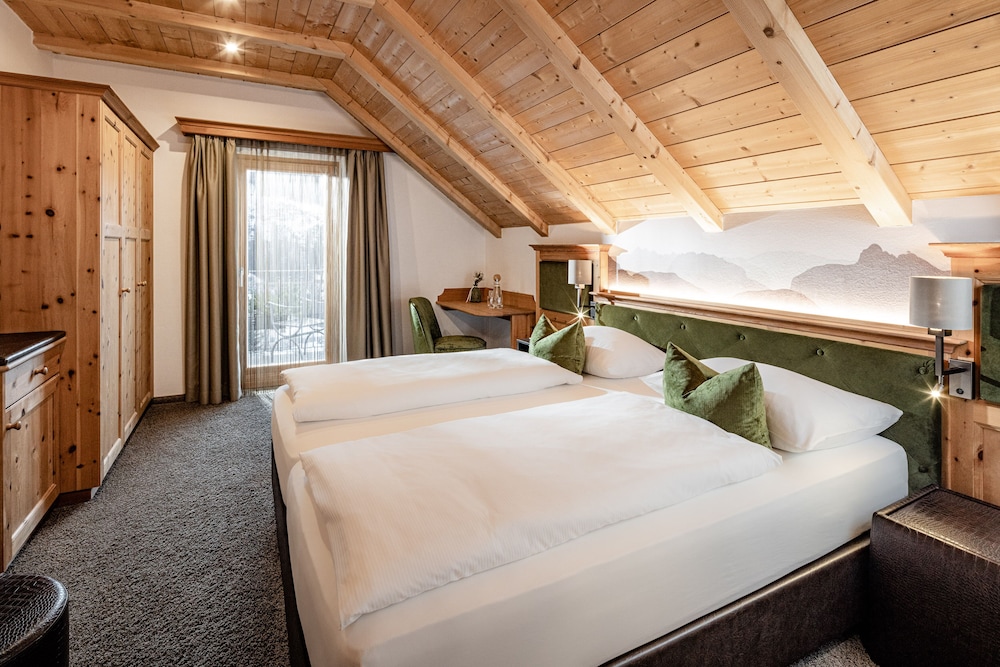 SUPERIOR, QUEEN BED, SOFA, BALCONY