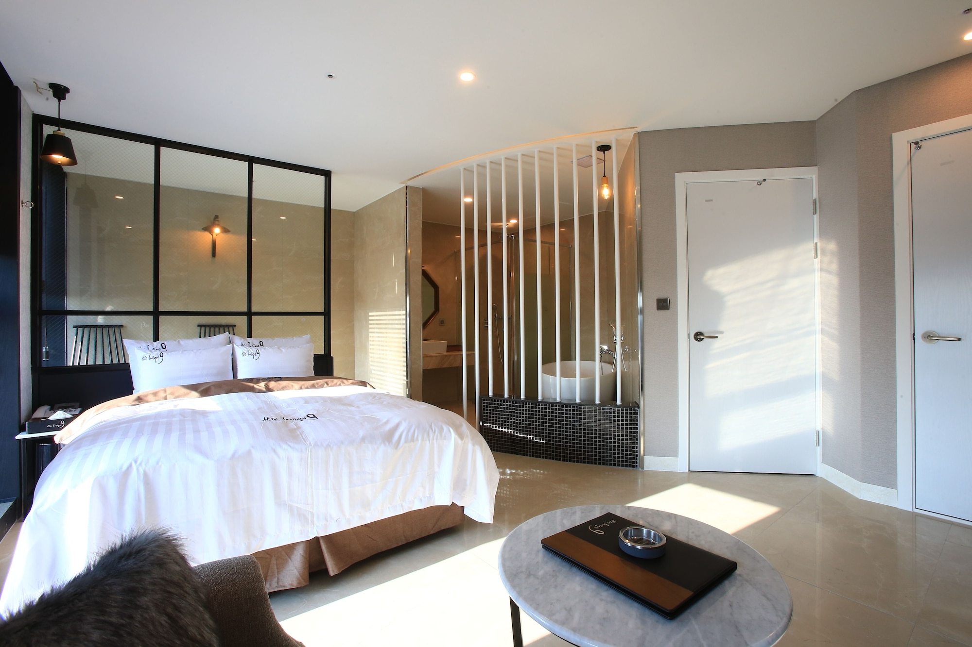CUSTOM, SUITE
