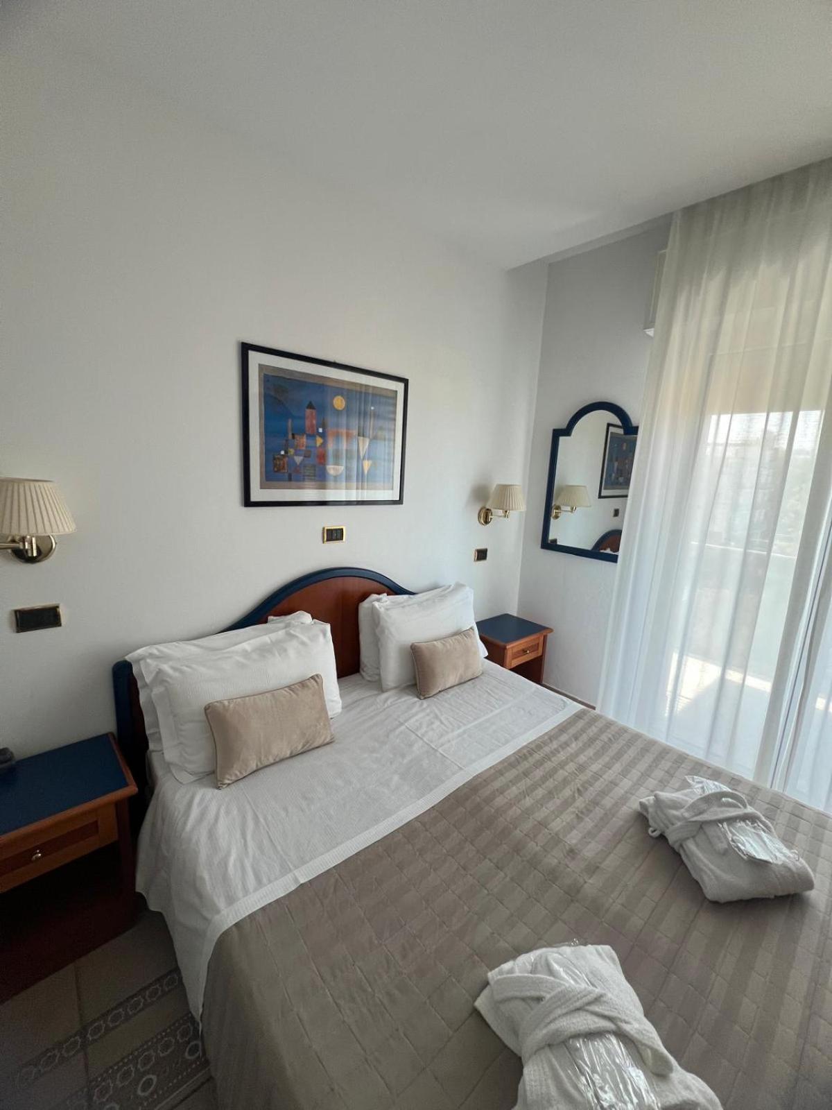 Comfort, Double or Twin Bed, Lateral Side Sea View
