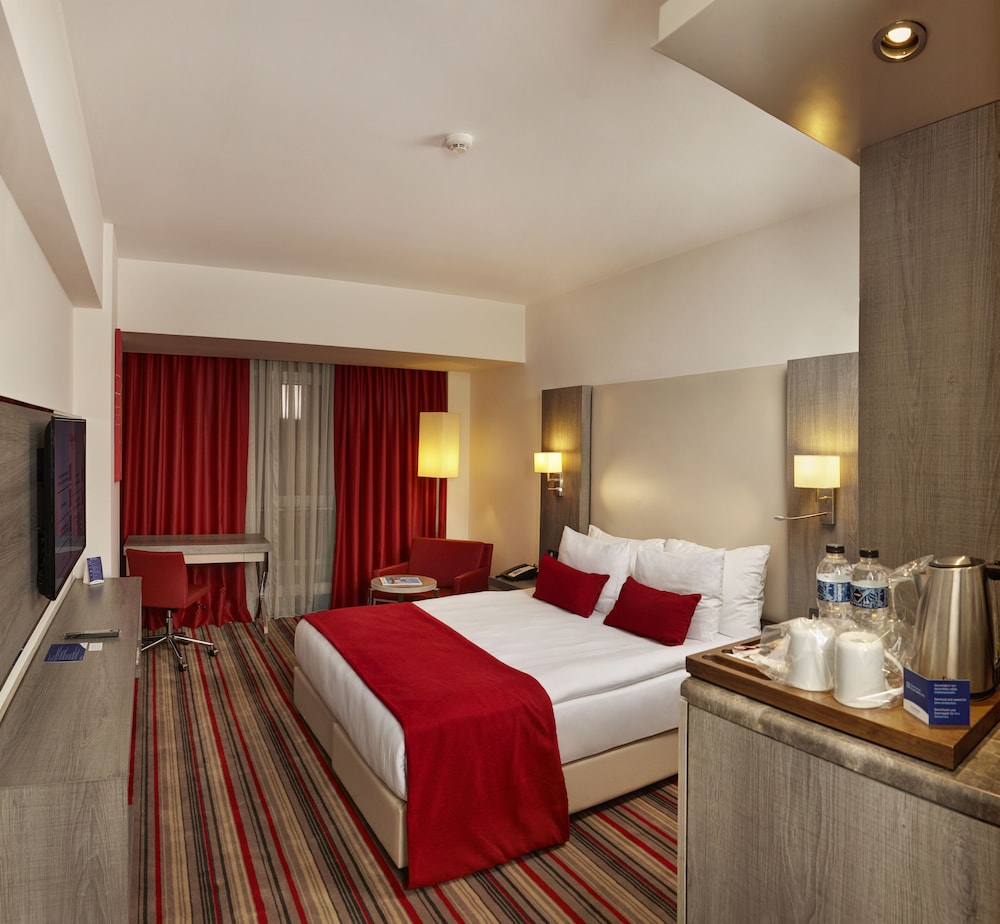 ROOM, QUEEN BED, SMOKING, ACCESSIBLE