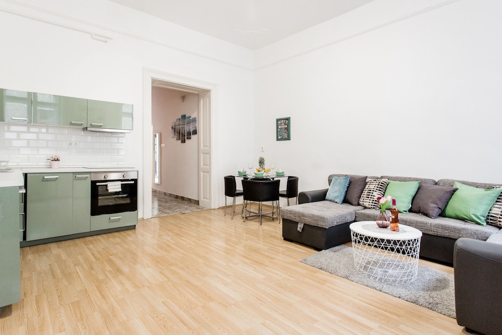 Grand Budapest Penthouse 62/82
