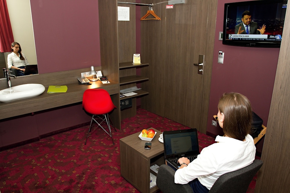Kongres Hotel Roca 37/76