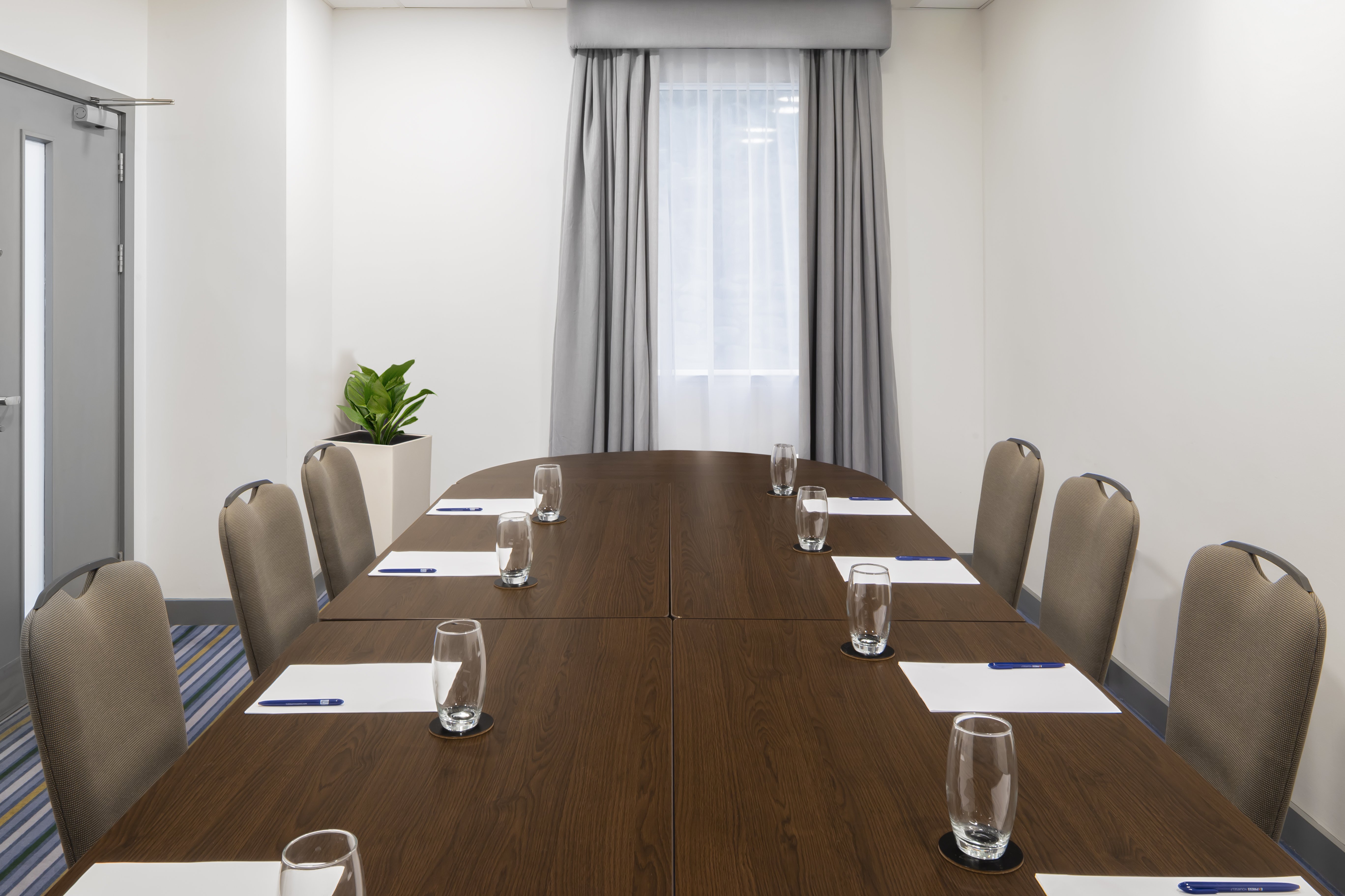 Holiday Inn Express Aberdeen Airport 63/72
