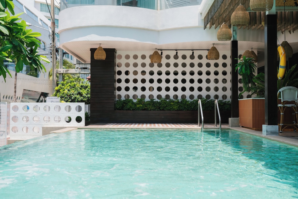 A-ONE Pattaya Beach Resort 66/67