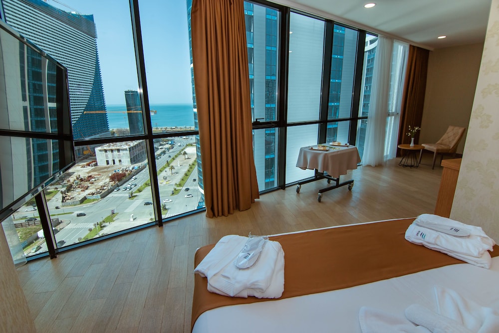 New Wave Hotel 25/48